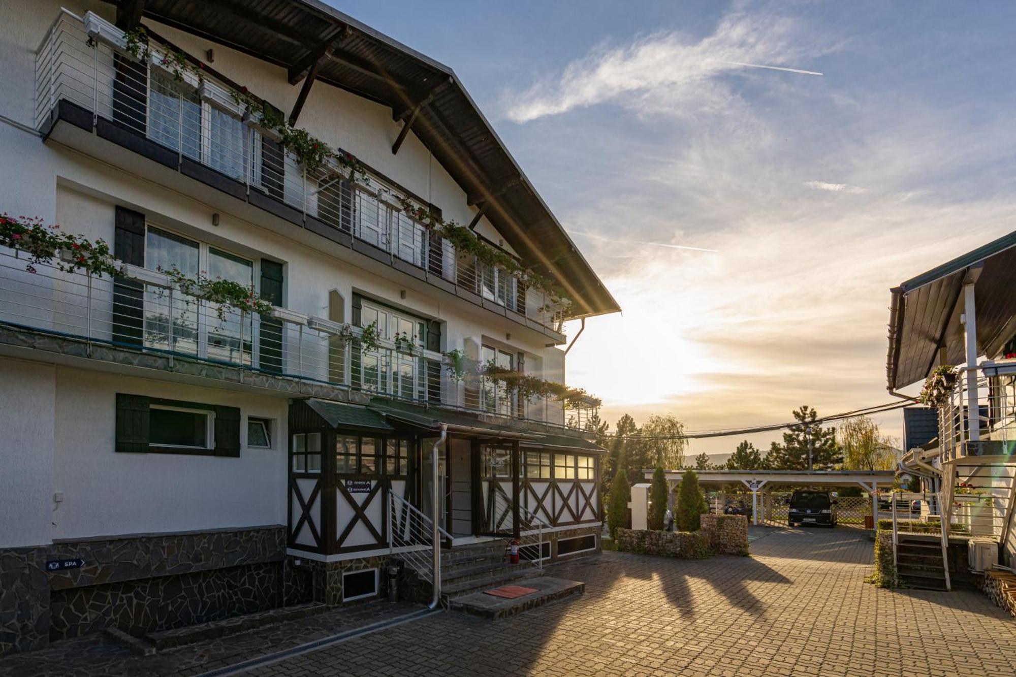 Casa Augsburg Hotel Банещи Екстериор снимка